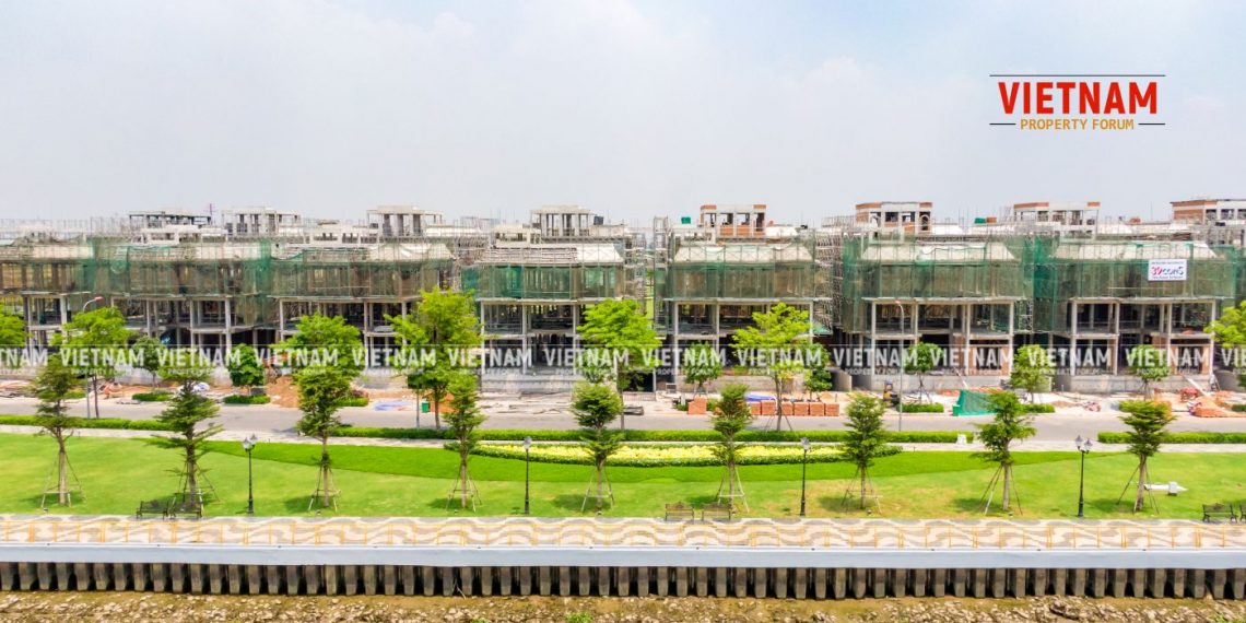 Giá thép tăng “sốc”, nhiều dự án bất động sản ngưng thi công