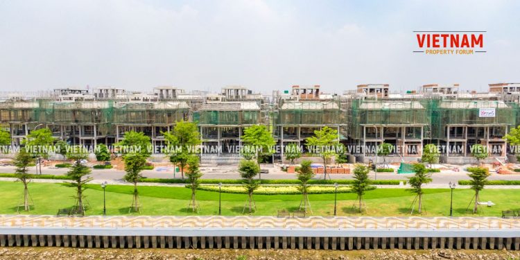 Giá thép tăng “sốc”, nhiều dự án bất động sản ngưng thi công