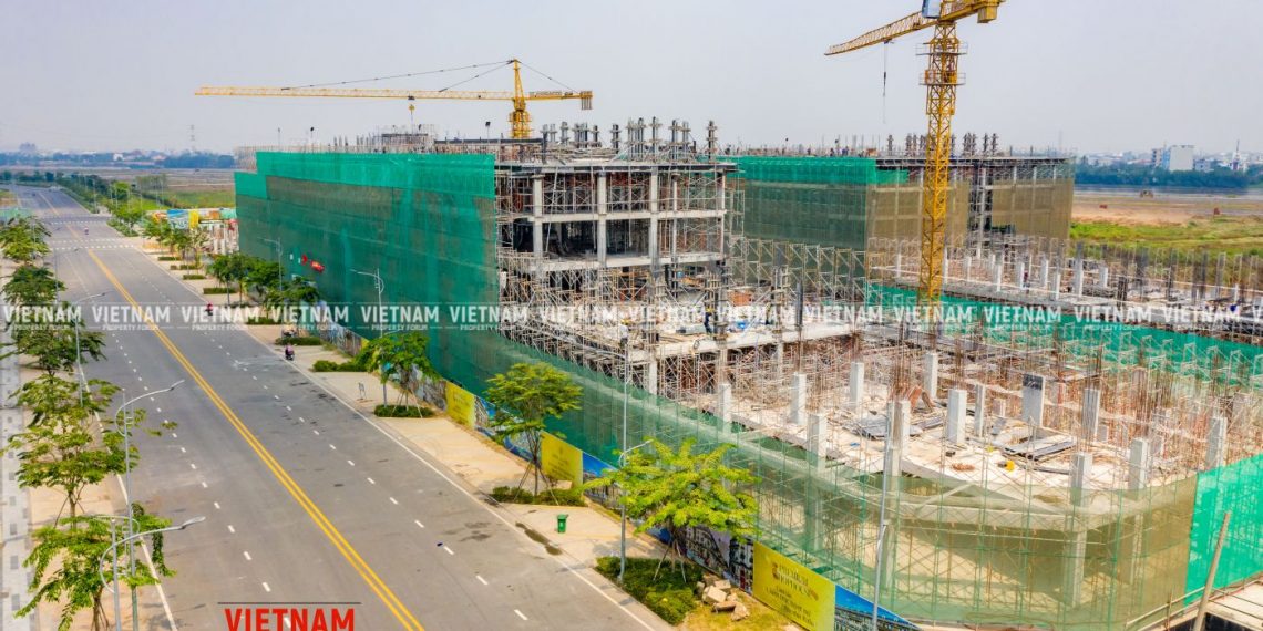 Giá thép tăng “sốc”, nhiều dự án bất động sản ngưng thi công