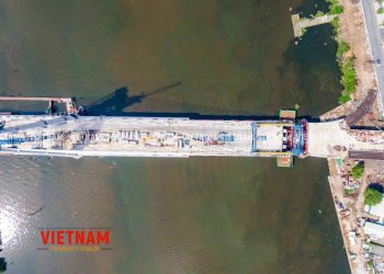 Cận cảnh việc lắp đặt đốt dầm cuối cùng của cầu Thủ Thiêm 2, chuẩn bị hợp long