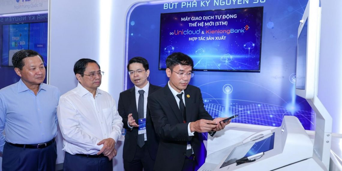 Hệ thống máy STM do KienlongBank và Unicloud hợp tác sản xuất gây ấn tượng mạnh tại sự kiện Chuyển đổi số ngành Ngân hàng 2022